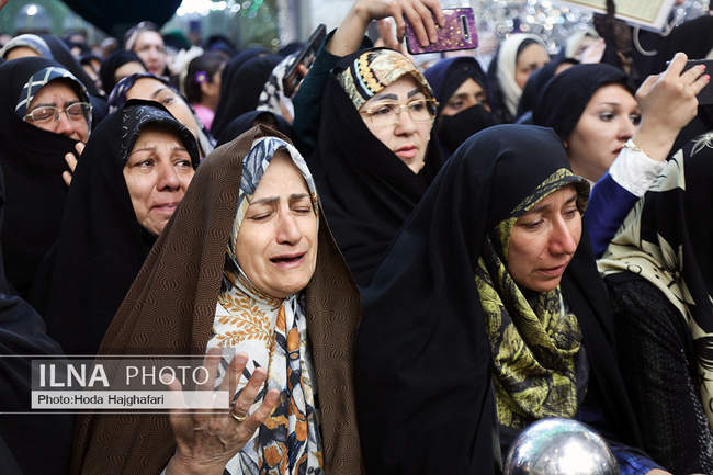 گل‌آرایی ضریح حضرت معصومه(س) 