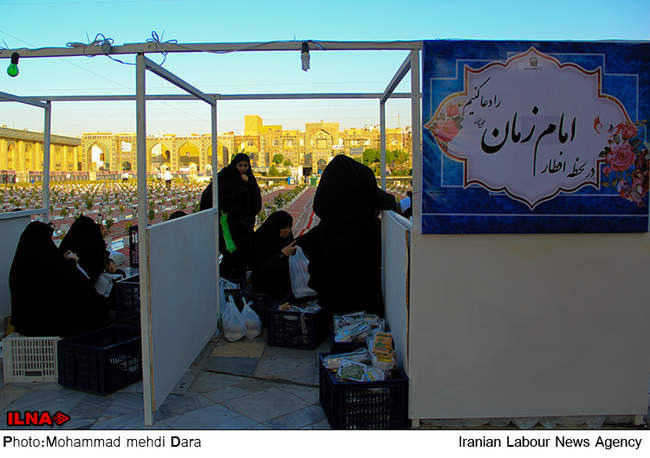 ضیافت افطاری در حرم مطهر امام رضا (ع) 