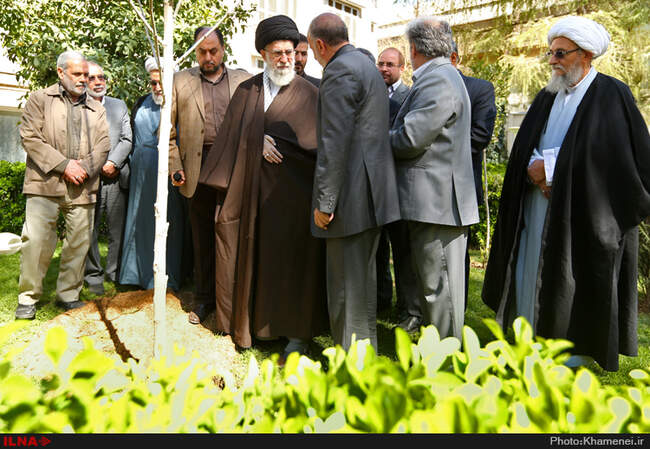 کاشت نهال توسط مقام معظم رهبری در هفته منابع طبیعی