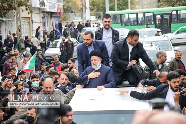 با استقبال گسترده رئیس جمهور در میدان آزادی با مردم سنندج دیدار کرد 