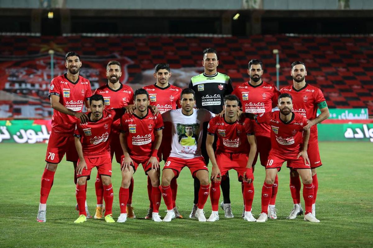 حضور عجیب و جنجالی تماشاگران در بازی پرسپولیس و تراکتور بدون رعایت پروتکل های بهداشتی (عکس)