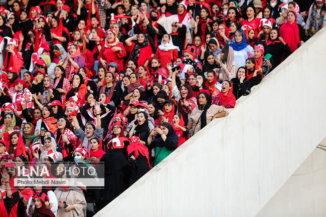 تصاویری از اولین حضور بانوان پرپسولیسی در لیگ برتر فوتبال در ورزشگاه