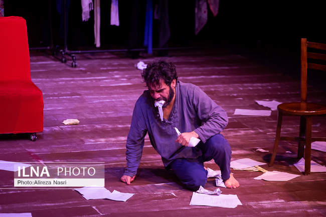 نمایش «موش‌ها و آدم‌ها» در تئاتر شهر قزوین 