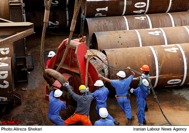 کارگران ایستاده‌اند... (1)