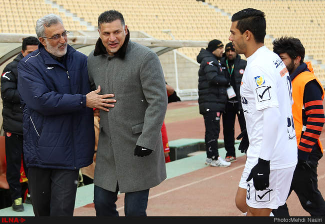 مسابقه فوتبال بین دو تیم نفت تهران و سایپای تهران