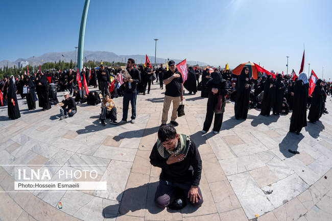 اقامه نماز بر پیکر رهبر شهید انقلاب در مصلای تهران/ 8