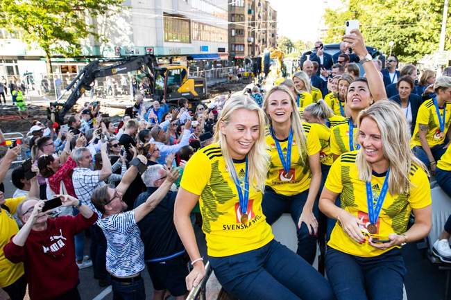 استقبال باشکوه از تیم فوتبال زنان سوئد(تصاویر)
