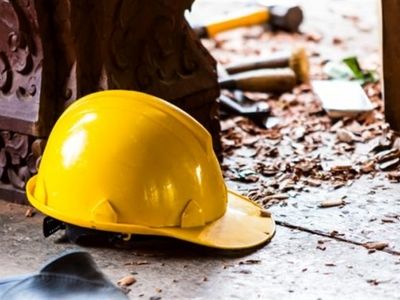 گیر کردن پای یک کارگر بین دستگاه 