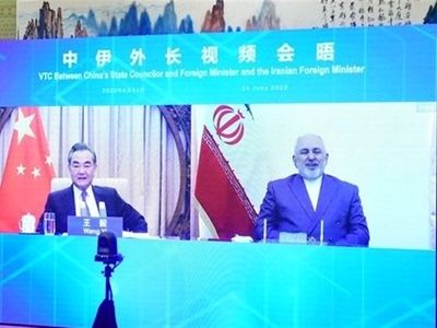 گفت‌و‌گوی ویدئویی وزرای خارجه ایران و چین/ استقبال از  توسعه و تسهیل روابط تجاری میان دو کشور