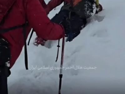 تصاویرى از عملیات نفسگیر تیم هاى عملیاتى هلال احمر در اشترانکوه براى پیدا کردن کوهنوردان مفقودى