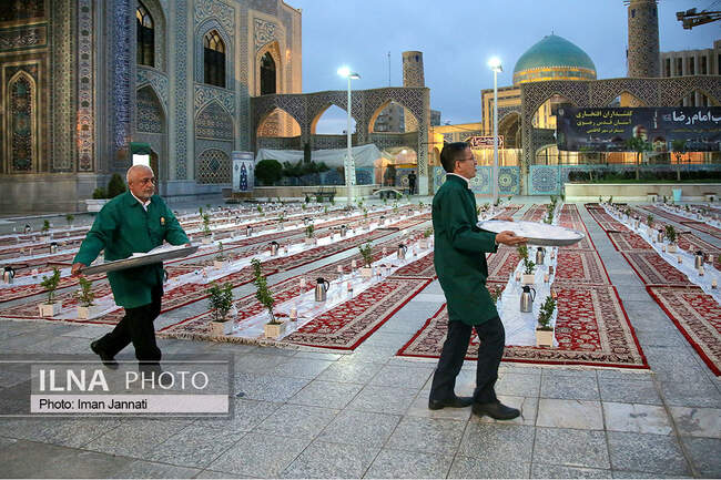 پذیرایی افطار از زائران در ورودی حرم امام رضا(ع)