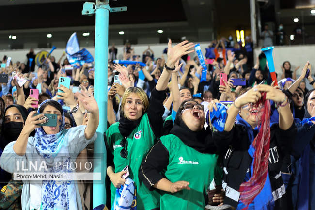 تصاویری از اولین حضور بانوان در لیگ برتر فوتبال  در ورزشگاه آزادی