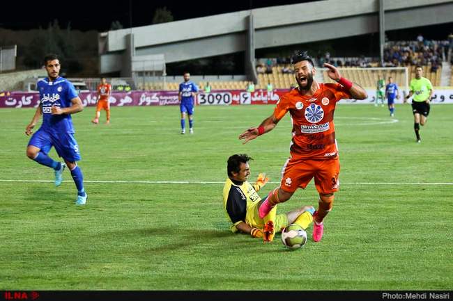 دیدار تیم های فوتبال استقلال و سایپا