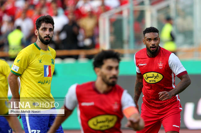 دیدار تیمهای فوتبال پرسپولیس تهران و صنعت نفت آبادان