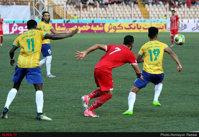 دیدار تیم های فوتبال سپیدرود رشت و صنعت نفت آبادان