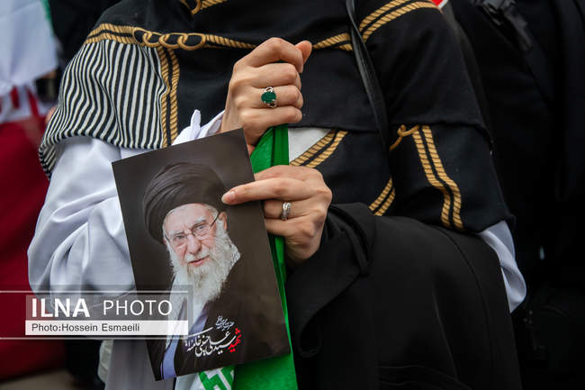 تجمع اعتراضی  روز گذشته کادر درمان مقابل بیمارستان گاندی