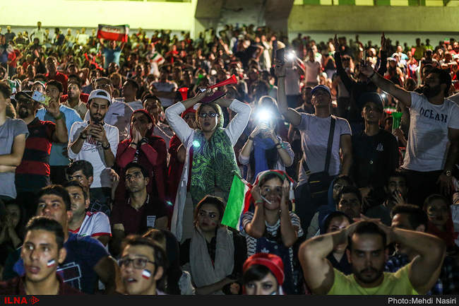 تماشای بازی ایران و پرتغال در ورزشگاه آزادی