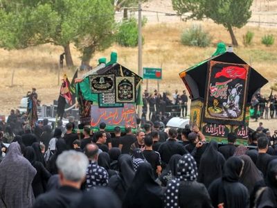 آیین سنتی نخل‌گردانی و بازسازی واقعه عاشورا در روستای ساکی اراک 