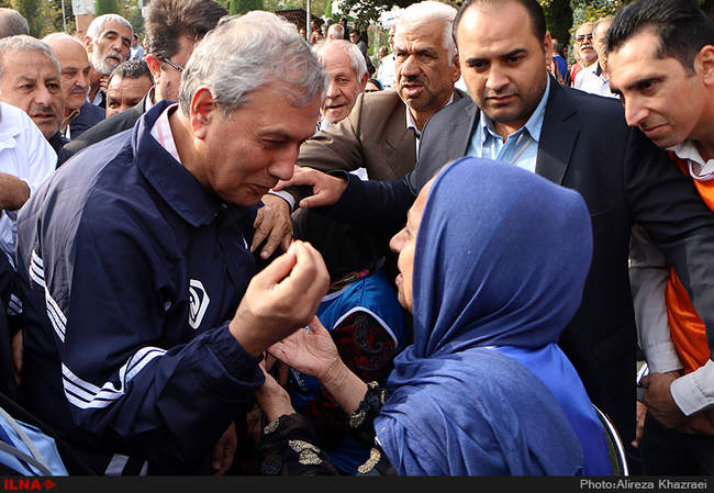 پیاده روی بازنشستگان سازمان تامین اجتماعی به همراه وزیر کار و امور ا