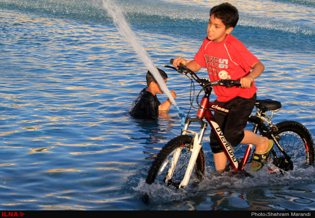 آب بازی کودکان در میدان امام اصفهان