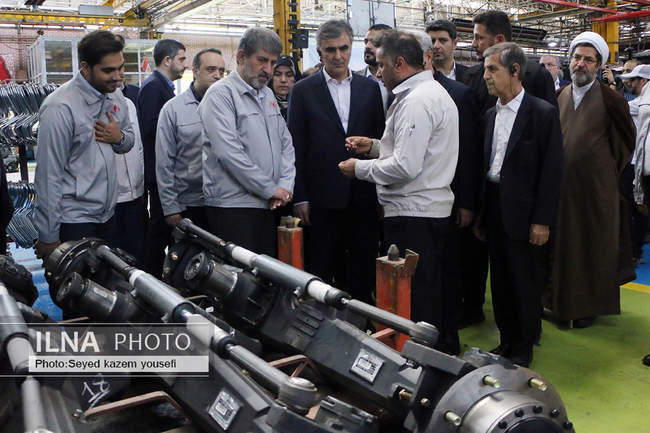 بازدید رییس کل بانک‌مرکزی از مجموعه تراکتورسازی ایران