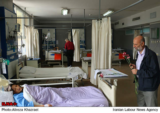 عیادت دبیرکل خانه کارگر از بیماران