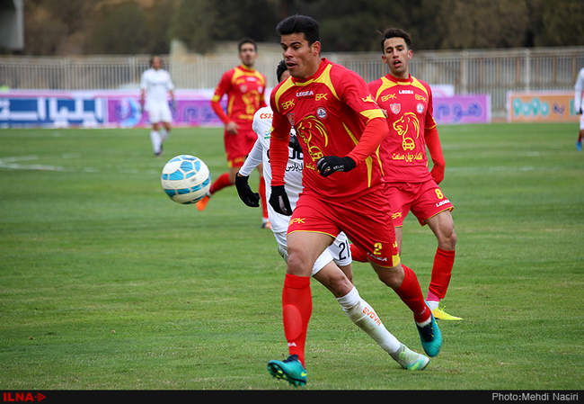 مسابقه فوتبال بین دو تیم نفت تهران و سایپای تهران