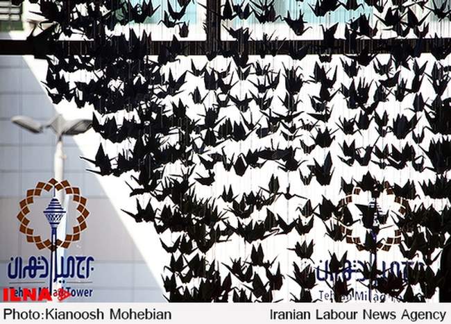 پرواز پرنده های کاغذی به مناسبت روز جهانی صلح در برج میلاد