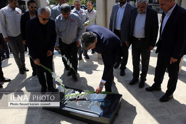 بازدید رییس کل بانک‌مرکزی از مجموعه تراکتورسازی ایران