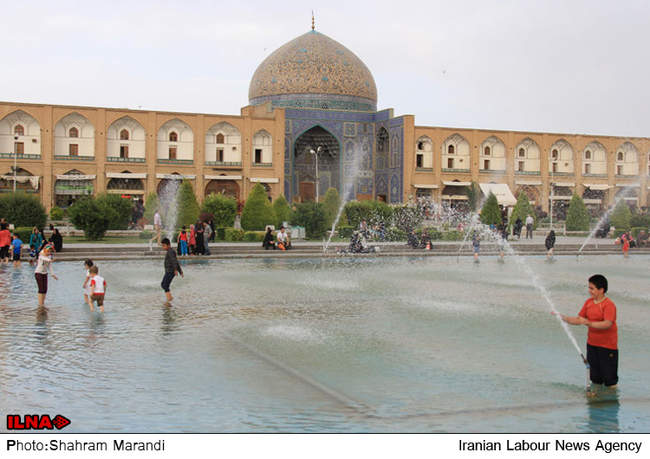  آب‌ بازی کودکان در میدان امام اصفهان