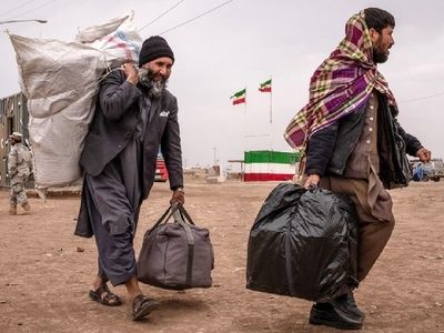 توزیع رایگان اقلام دارویی و بهداشتی میان اتباع غیرمجاز افغانستانی در مرز دوغارون