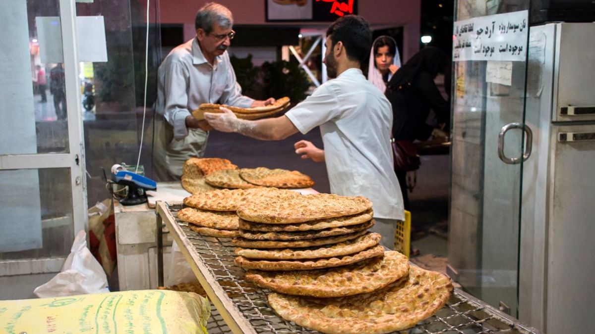 50 درصد نانوایی ها خودسرانه پخت نان را تعطیل می کنند/ تذکر و حذف سهمیه آرد