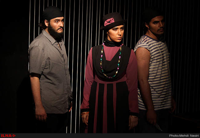 نمایش تئاتر بیگانه