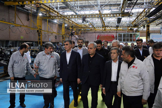 بازدید رییس کل بانک‌مرکزی از مجموعه تراکتورسازی ایران