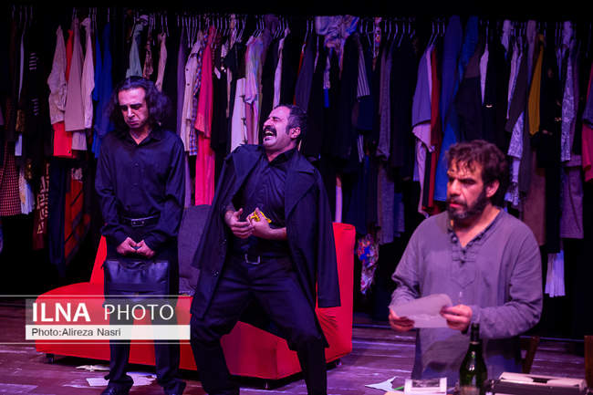 نمایش «موش‌ها و آدم‌ها» در تئاتر شهر قزوین 