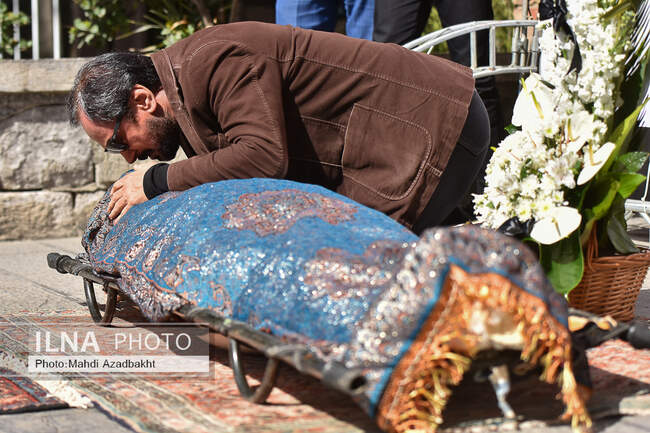  محمد حاتمی در تشییع پیکر علیرضا غفاری