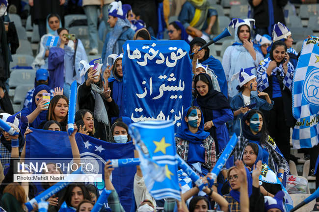 تصاویری از اولین حضور بانوان در لیگ برتر فوتبال  در ورزشگاه آزادی