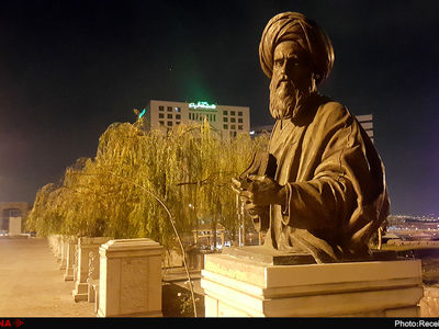 پایه‌هایی که بعد از ۵ سال در انتظار مجسمه‌های خویش هستند/میدانی خالی از مشاهیر