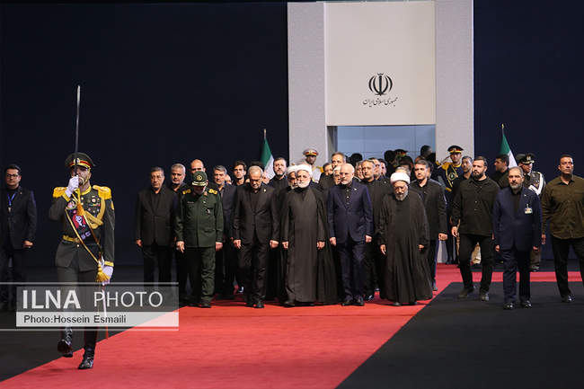 ادای احترام سران قوا و مسئولان نظام به پیکر آقای شهید ایران
