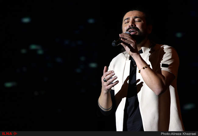 اجرای امیر عباس گلاب در سومین شب جشنواره موسیقی فجر