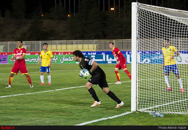 مسابقه فوتبال بین دوتیم نفت تهران و صنعت نفت آبادان