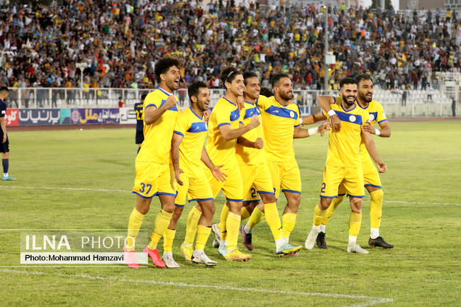 دیدار تیم های فوتبال فجرشهیدسپاسی شیراز وپارس جنوبی جم