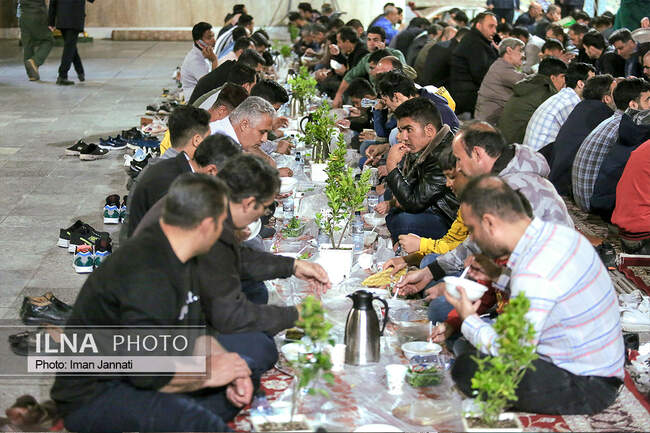 پذیرایی افطار از زائران در ورودی حرم امام رضا(ع)