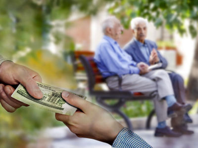 پدیده‌ای غیرقانونی به نامِ «بیمه طلایی بازنشستگان»/ کارگران بازنشسته خدمات VIP نمی‌خواهند، درمان را گران‌تر نکنید! 