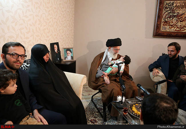 حضور رهبر انقلاب در منزل سردار شهید حسین همدانی