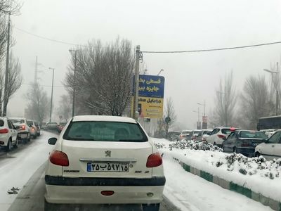خیابان های تبریز به دلیل ترافیک روز برفی قفل شد