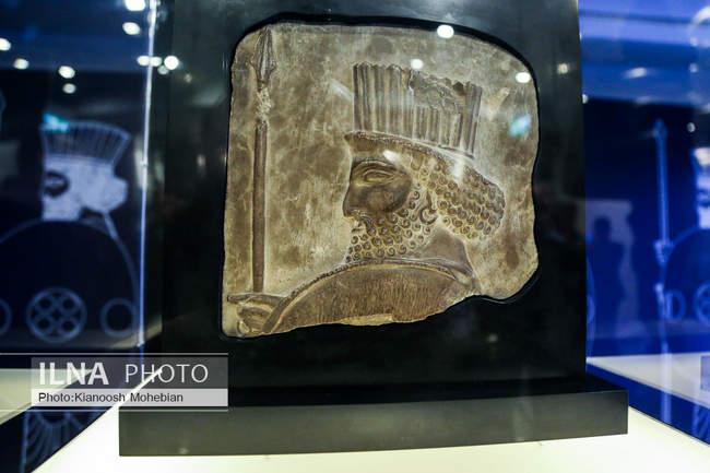 نمایش نقش برجسته سرباز هخامنشی در برج میلاد