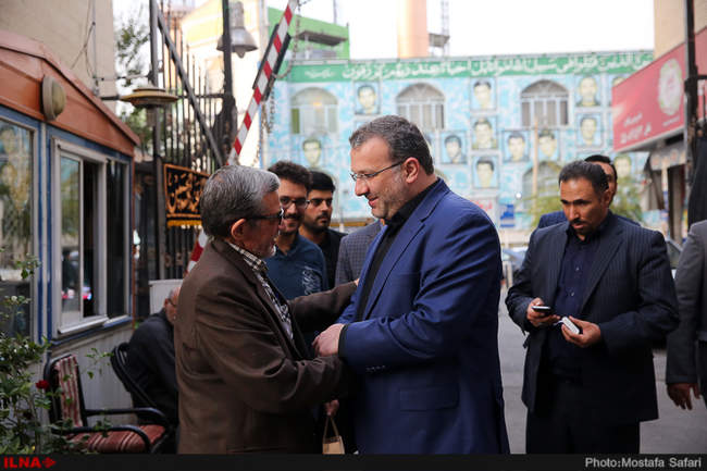 حضور فرید موسوی نماینده مجلس شورای اسلامی در منزل شهید آتش نشان فرید