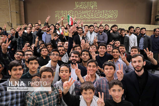 دیدار دانش‌آموزان و دانشجویان با مقام معظم رهبری