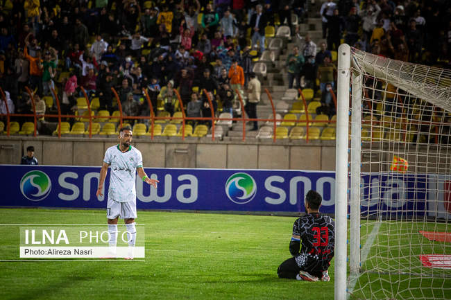 دیدار تیم‌های فوتبال شمس آذر قزوین و ذوب آهن اصفهان